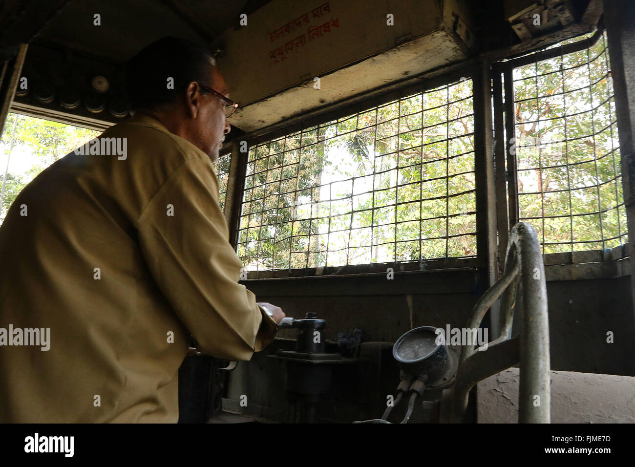 India, 19 febbraio 2016. Tram unità driver di un esecutivo unico vano tram nella parte orientale della città indiana di Kolkata .Foto di Pal Foto Stock