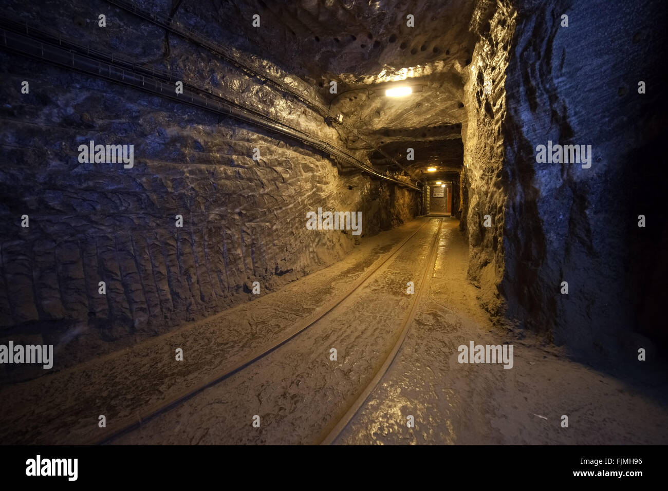 L'Europa, Polonia, le Miniere di Sale di Wieliczka, tunnel della miniera con i binari della ferrovia sotterranea Foto Stock