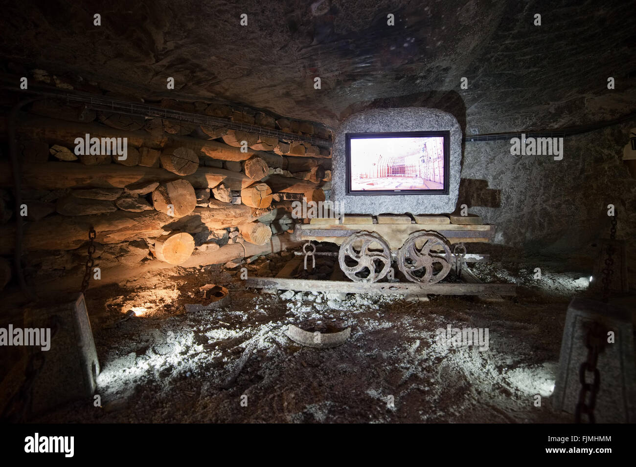 L'Europa, Polonia, una nicchia con un vecchio carro ferroviario in Miniere di Sale di Wieliczka patrimonio dell'Umanità UNESCO Foto Stock