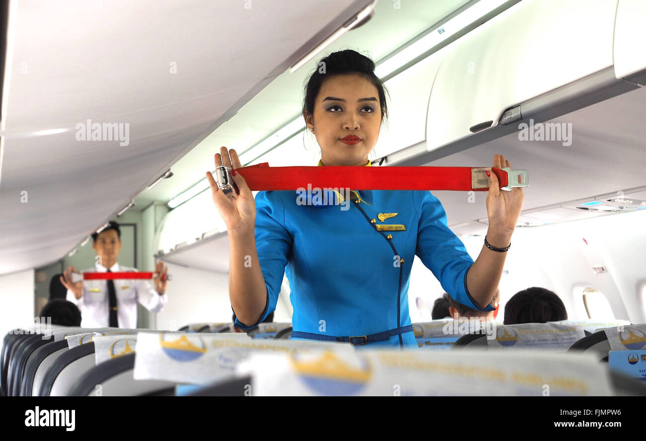 Yadanarpon sicurezza aerea breve Myanmar aria steward spiega le procedure di sicurezza per i passeggeri di un aereo di linea commerciale Foto Stock