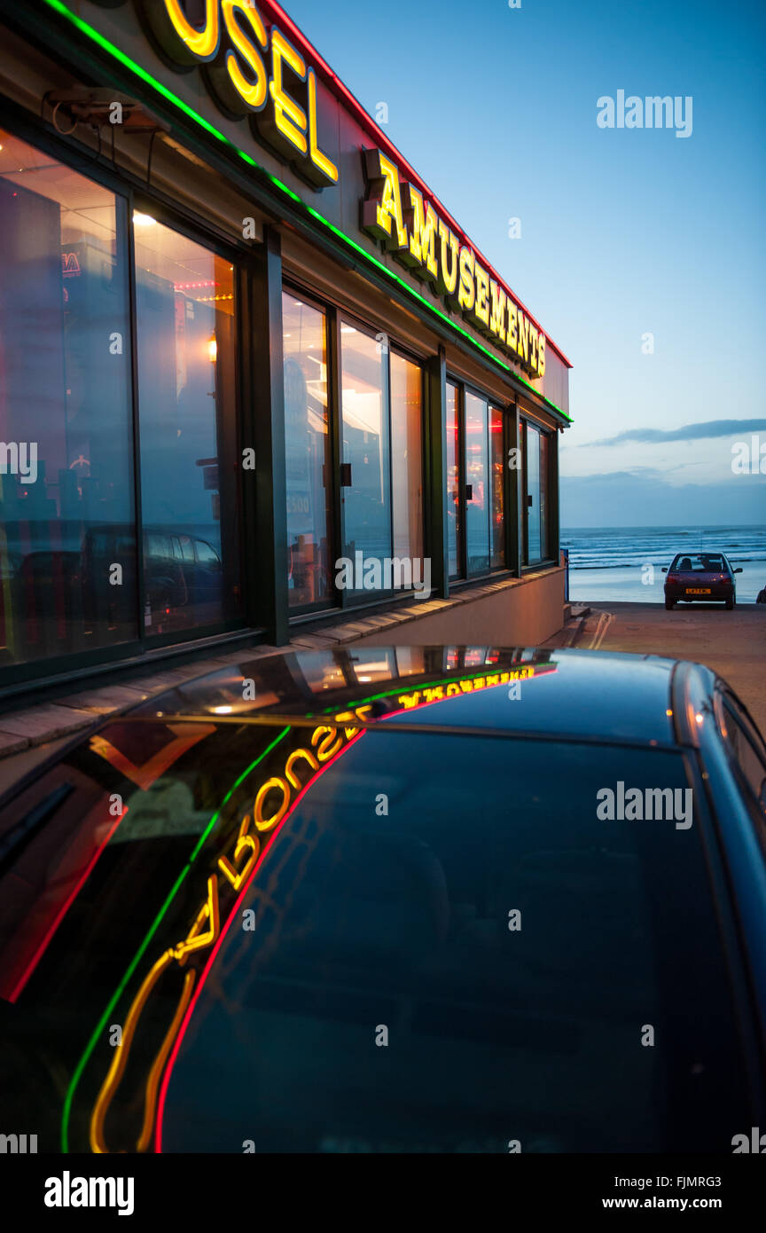 Sala giochi al tramonto al mare Foto Stock