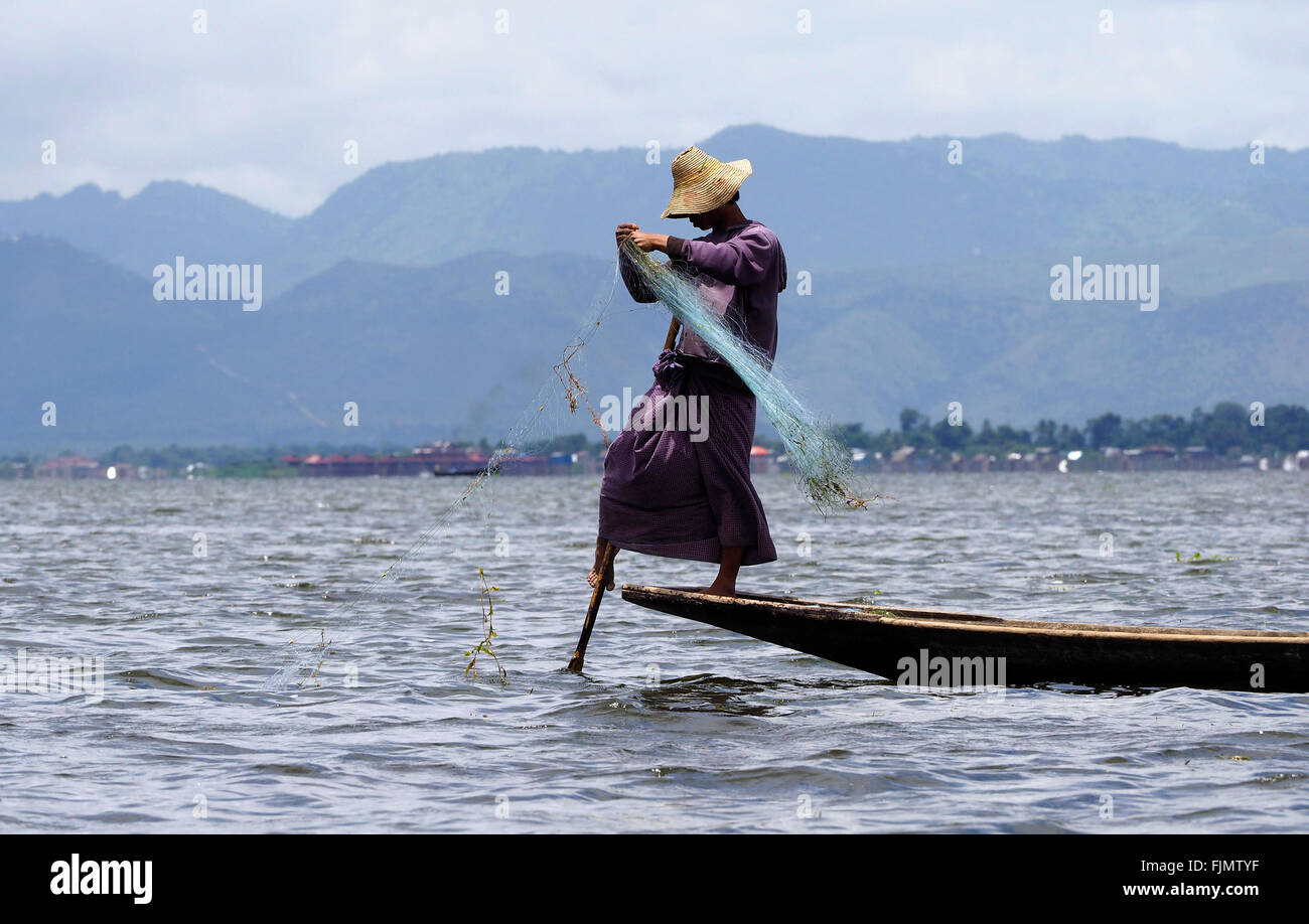 La pesca, pescatore, Myanmar. L'uomo la pesca tradizionale a 'Lago Inle', Myanmar, Asia Foto Stock