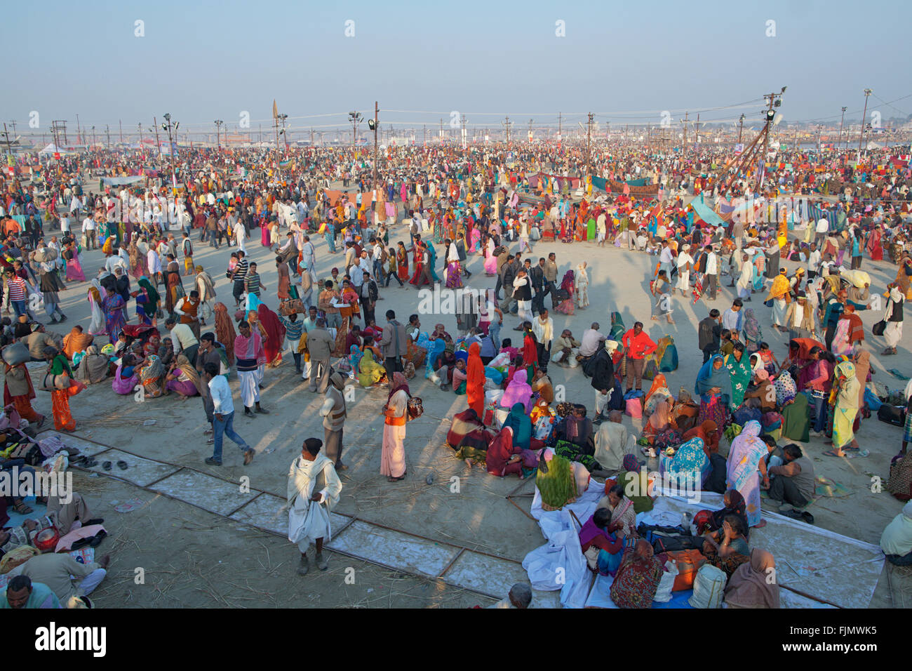 Maha Kumbh Mela è un enorme festival indù e il più grande raduno della storia umana. Nel 2013 circa 100 milioni di persone vis Foto Stock