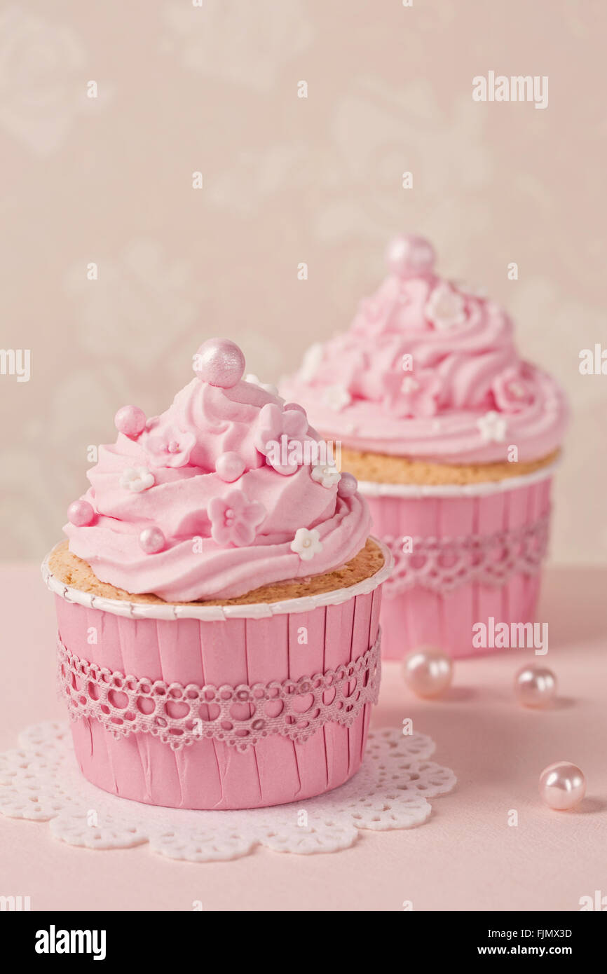 Tortini di rosa su sfondo beige Foto Stock