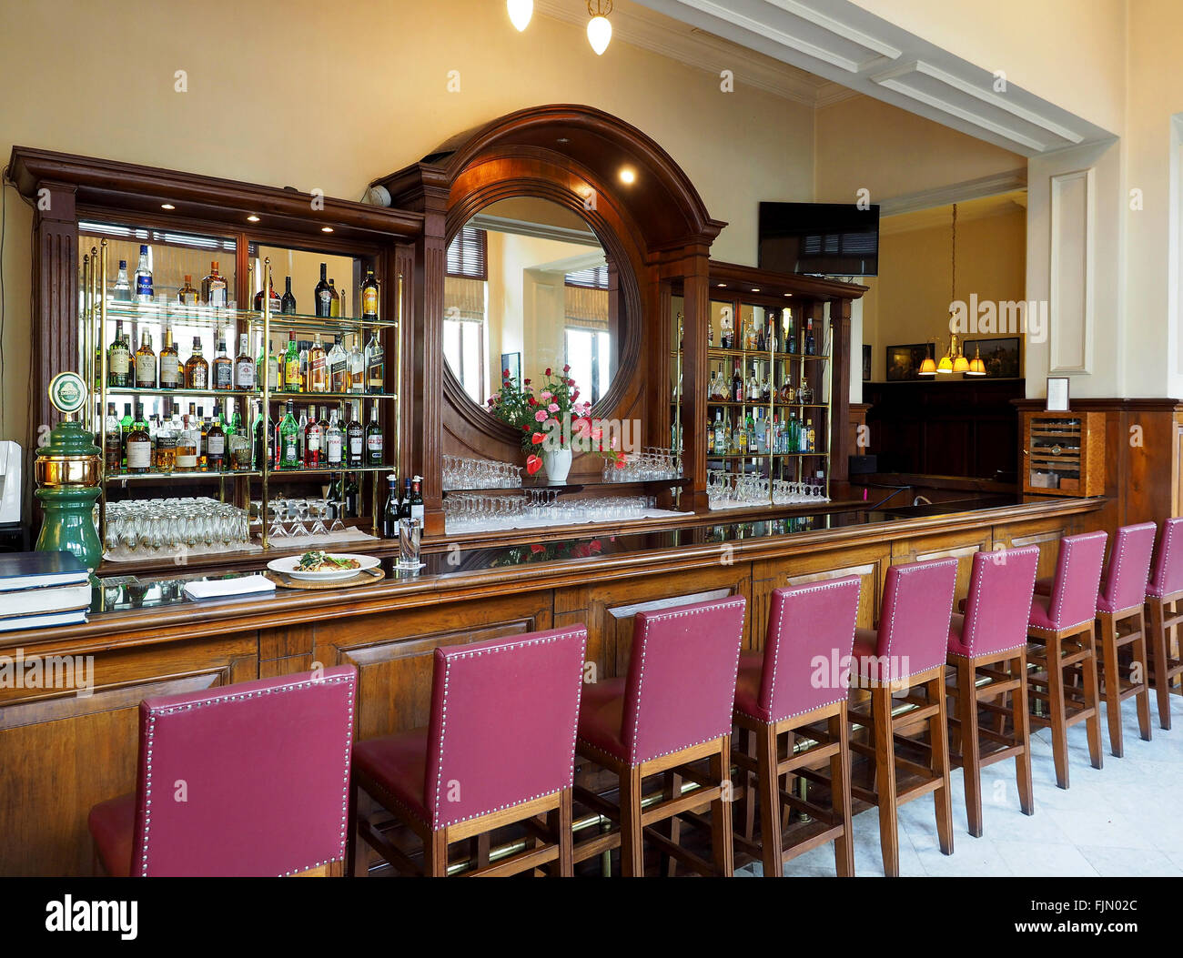 Il cocktail bar principale allo Strand Hotel un hotel che era molto popolare in epoca coloniale Yangon, (ex Rangoon) Myanmar Foto Stock