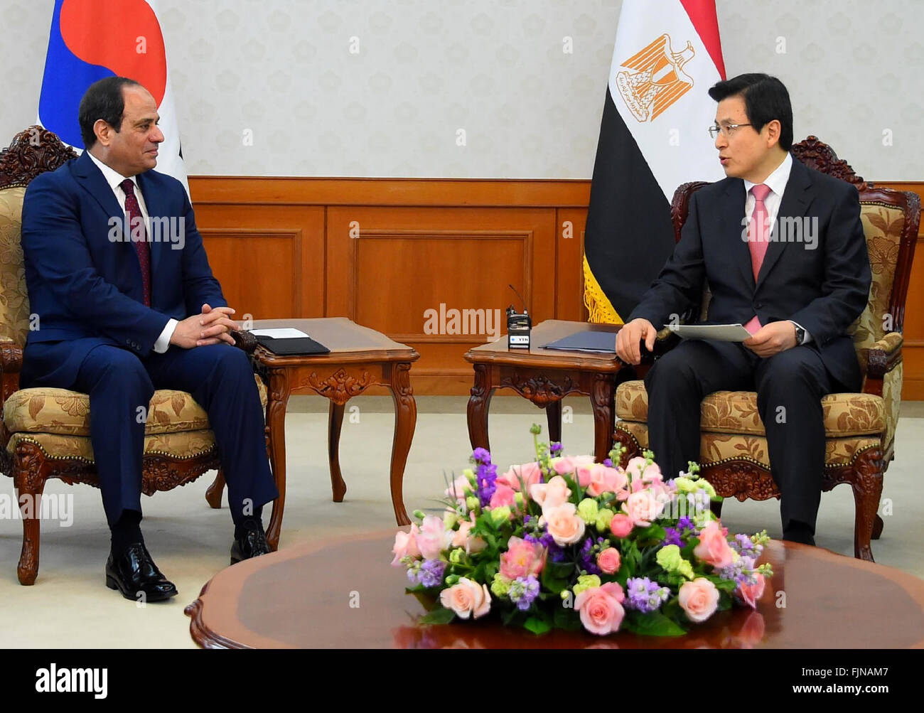 Seoul, Corea del Sud. 3 Marzo, 2016. Corea del Sud il Primo Ministro Hwang Kyo-ahn incontra il presidente egiziano Abdel Fattah al-Sisi a Seul, Corea del Sud, 03 marzo 2016. In Egitto il Presidente Abdel Fattah al-Sisi è in Corea del sud su di una visita ufficiale di tre giorni per espandere gli scambi e la cooperazione tra le due nazioni credito: il Presidente egiziano Ufficio APA/images/ZUMA filo/Alamy Live News Foto Stock