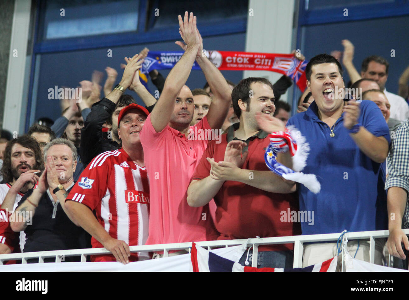 Kiev, Ucraina - 15 Settembre 2011: FC Stoke City sostenitori mostrano il loro sostegno durante la UEFA Europa League contro FC Dynamo Kyiv il 15 settembre 2011 a Kiev, Ucraina Foto Stock