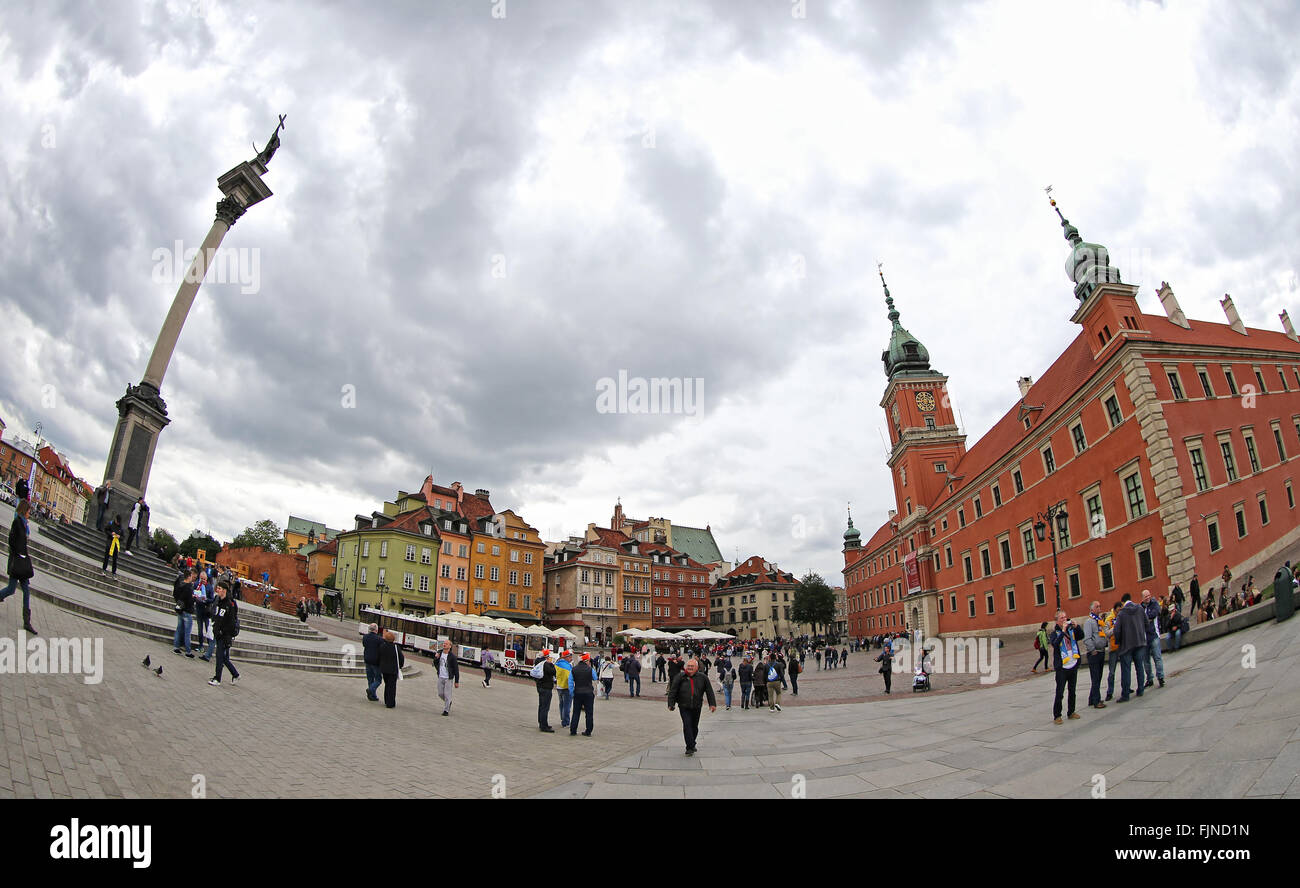 La gente che camminava sulla piazza del Castello (Plac Zamkowy) a Varsavia città vecchia, Polonia. Patrimonio mondiale dell UNESCO Foto Stock