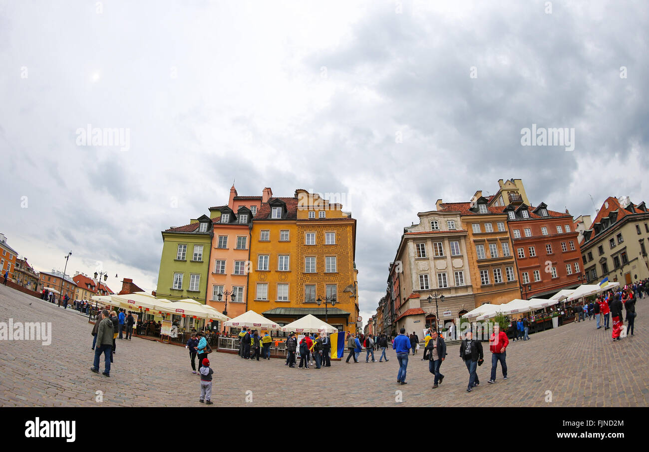 La gente che camminava sulla piazza del Castello (Plac Zamkowy) a Varsavia città vecchia, Polonia. Patrimonio mondiale dell UNESCO Foto Stock