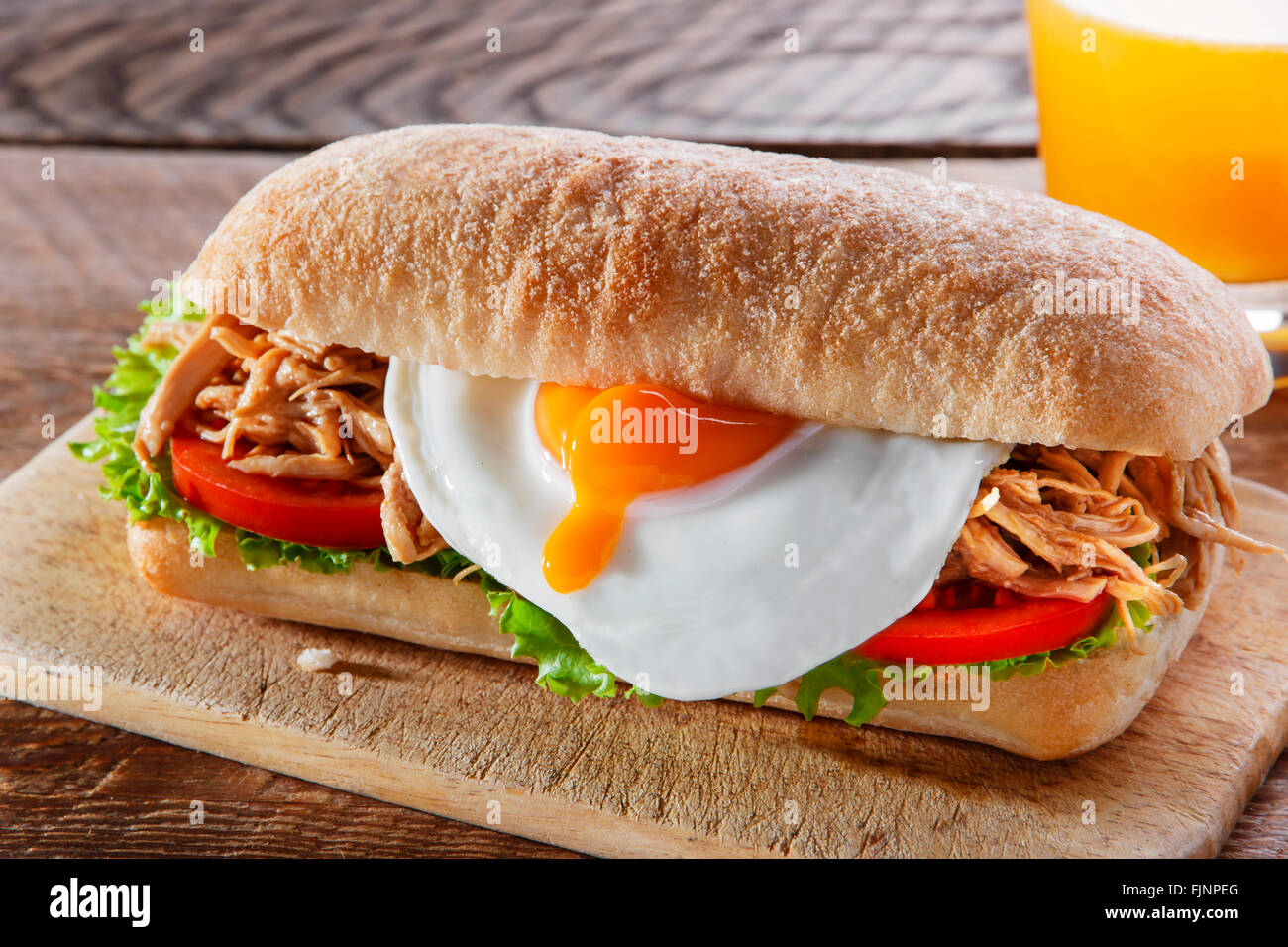 Sandwich con grigliate di carne uova insalata di pomodoro ciabatta Foto Stock