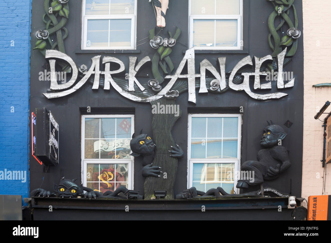 Dark Angel shop facciata a Camden High Street, Londra Foto Stock