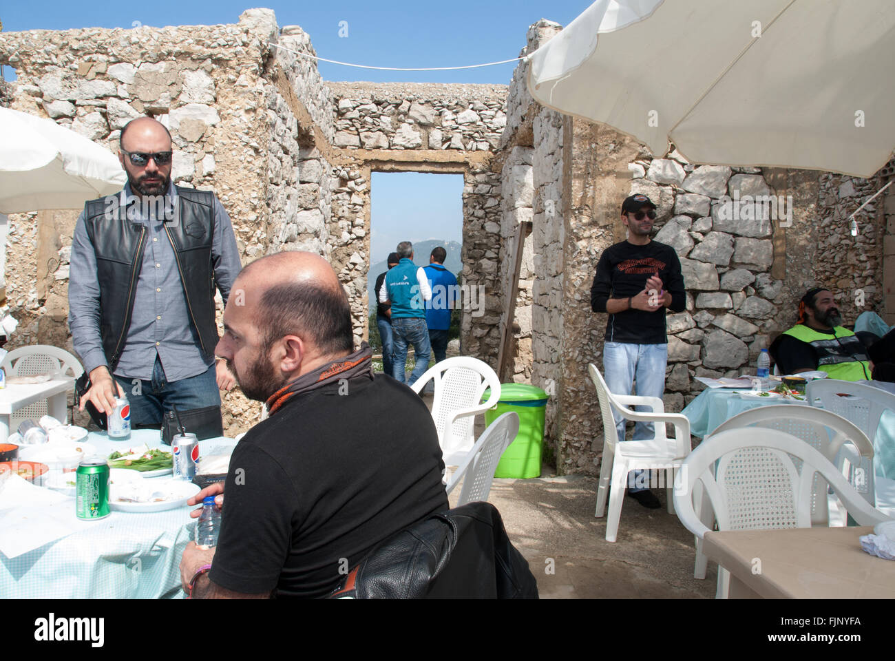 Il momento della colazione a un libanese casa di riposo in montagna a nord Beirut Foto Stock