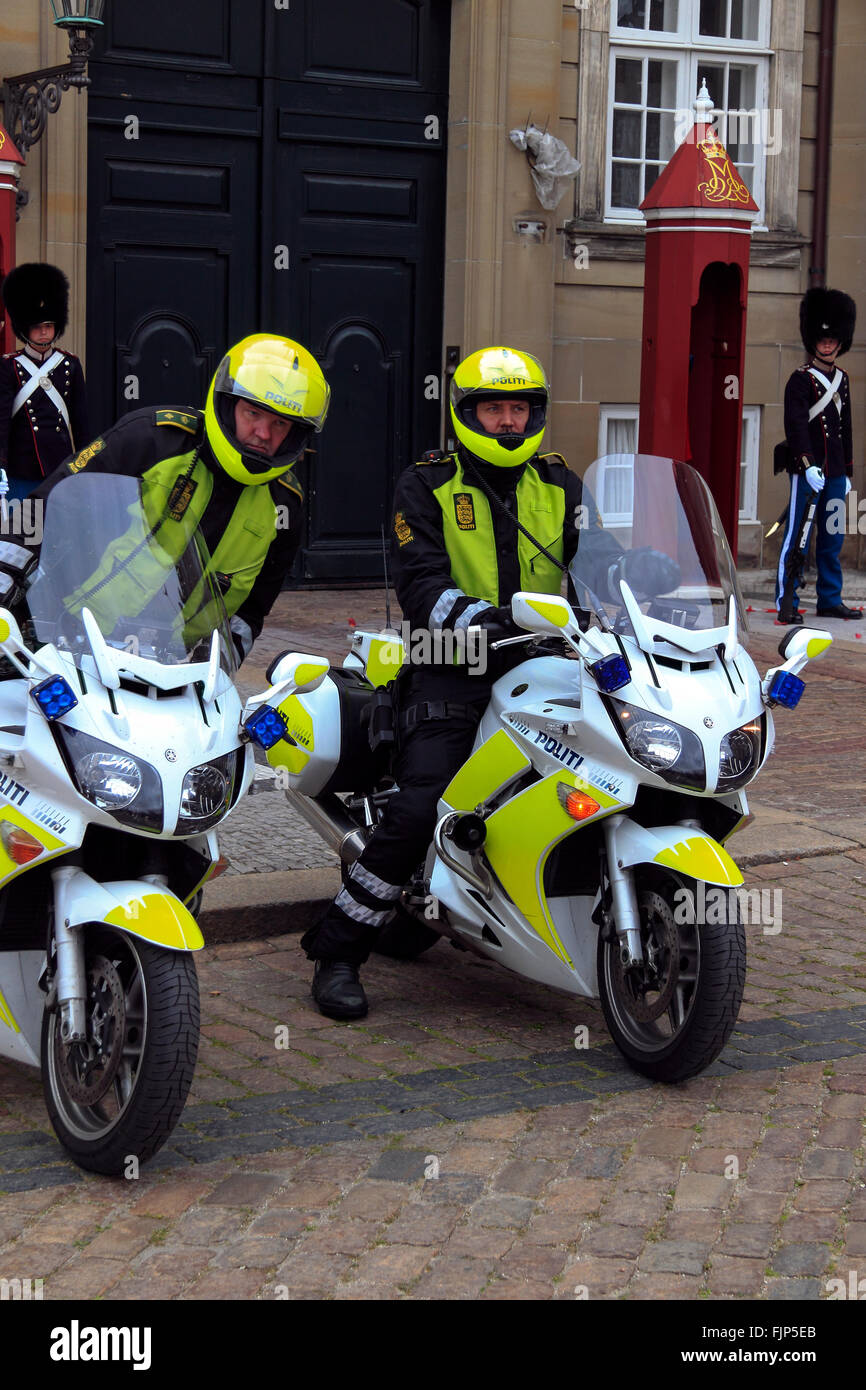 Polizia moto escort, Il Palazzo di Amalienborg, Copenhagen, Danimarca Foto Stock