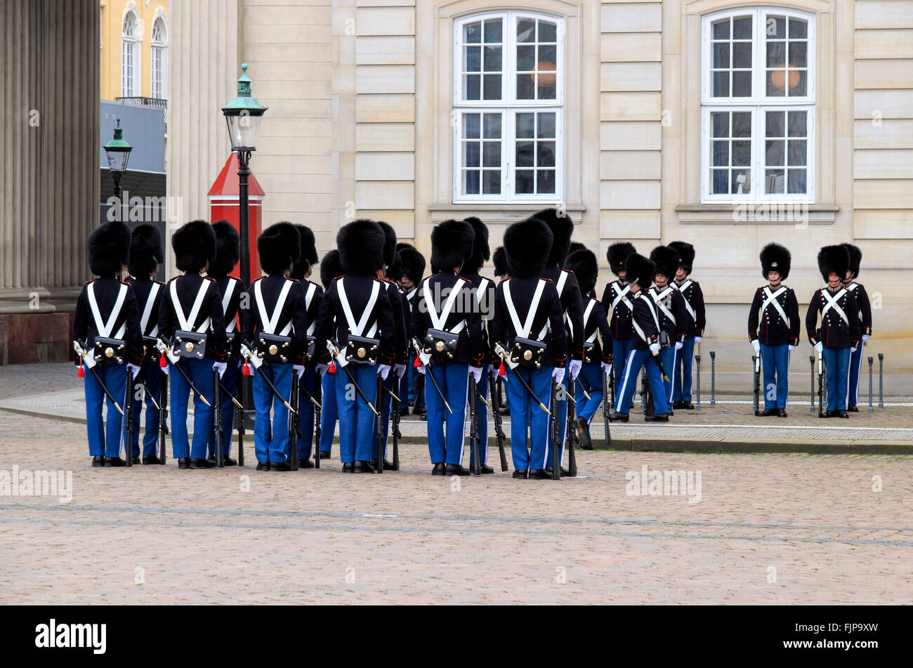 Cambio della guardia il Palazzo di Amalienborg, Copenhagen, Danimarca Foto Stock