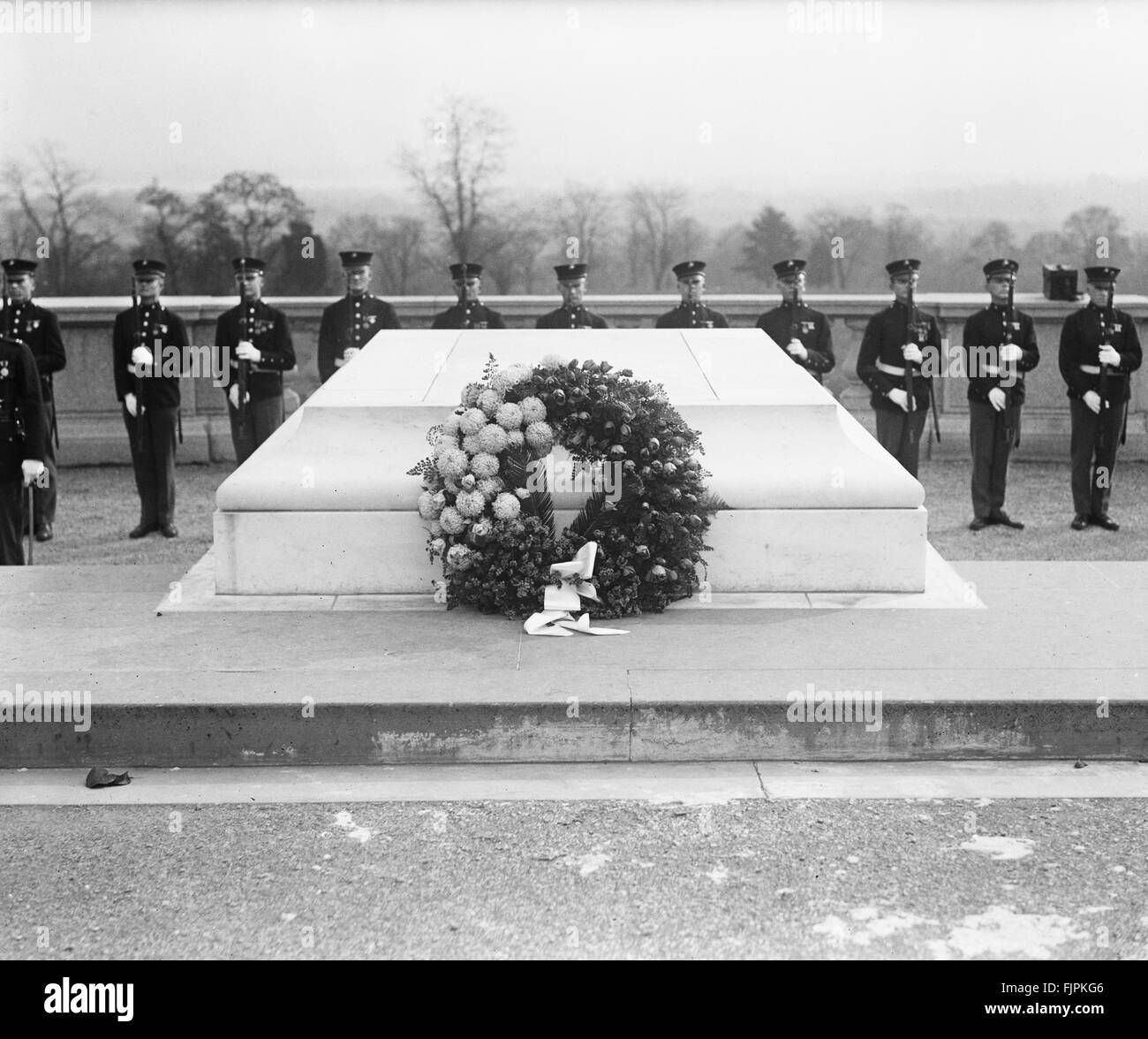 Corona presso la tomba del Soldato sconosciuto, il giorno dell'Armistizio, il Cimitero Nazionale di Arlington, Arlington, Virginia, Stati Uniti d'America, circa 1922 Foto Stock