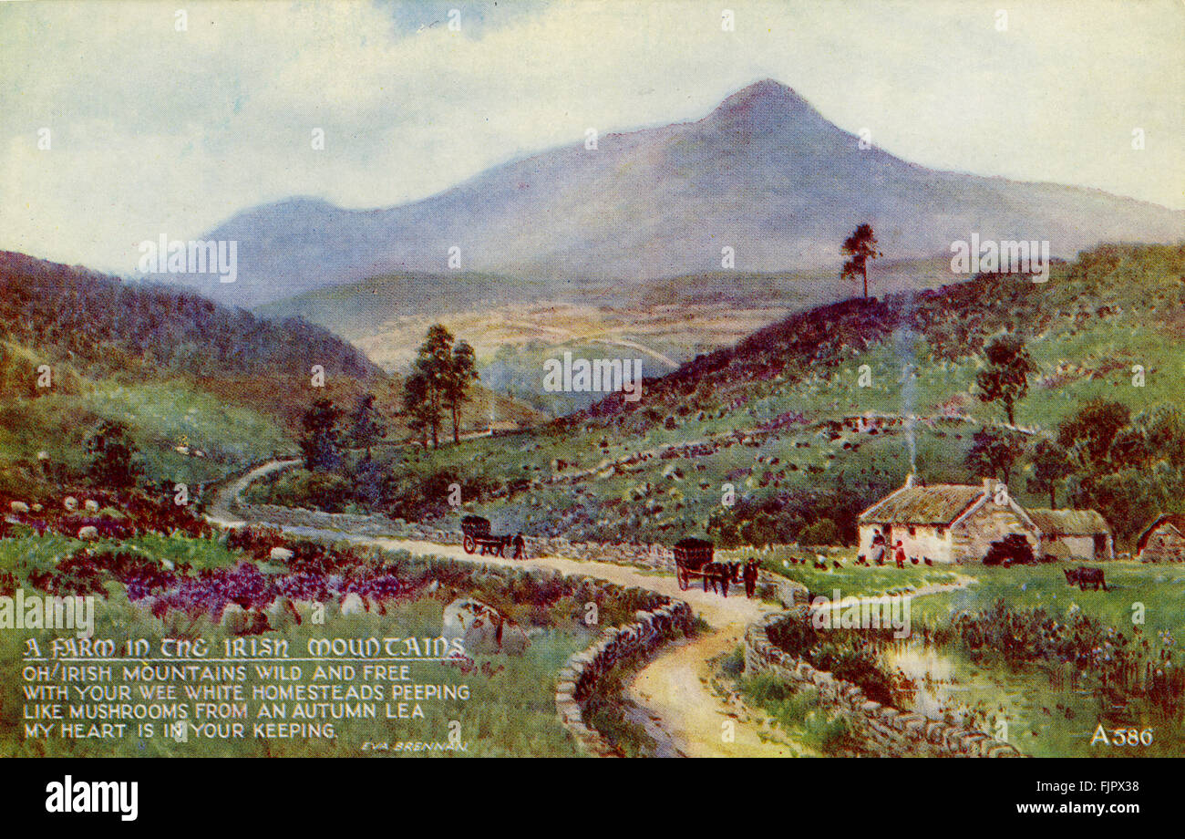 Un agriturismo nelle montagne irlandesi. La didascalia recita: "Oh Irish montagne selvatica e libera / con il vostro wee white fattorie peeping / come funghi da un autunno lea / Il mio cuore è nelle tue mani". Cartolina Foto Stock