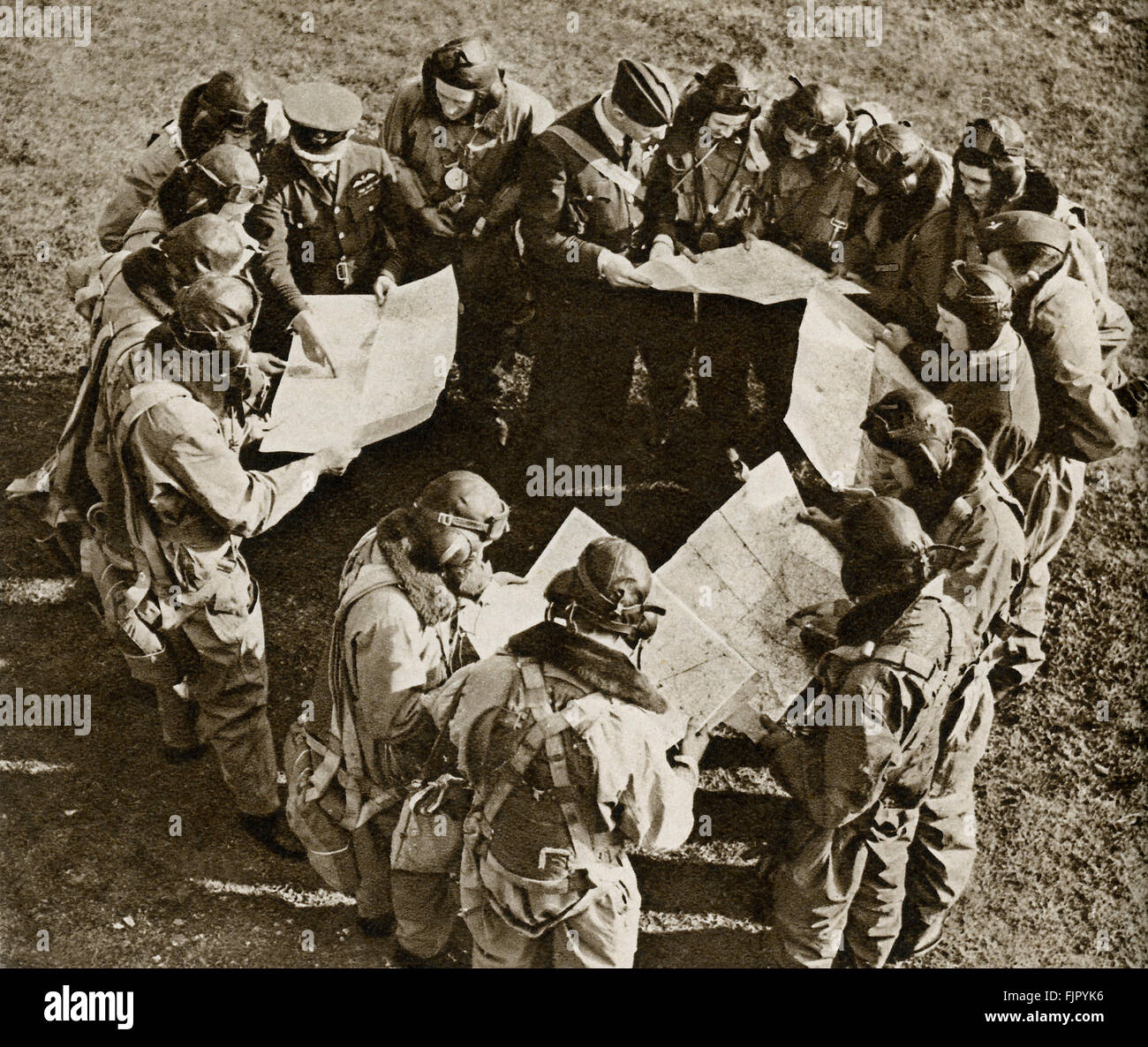 Cadetti aria ,c. 1940. Durante la Seconda guerra mondiale a un air force training camp. I piloti di imparare a prendere istruzioni e mappe di studio prima di intraprendere un volo.. Foto Stock
