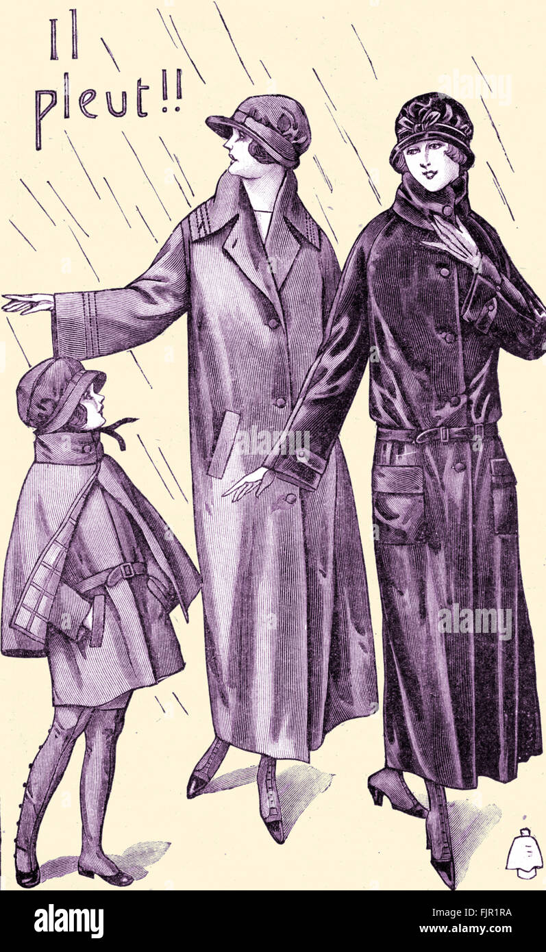 Moda francese, 1920s: antipioggia. Pubblicato in Le Petit Echo de la Mode, 1923. Moda francese magazine. Foto Stock