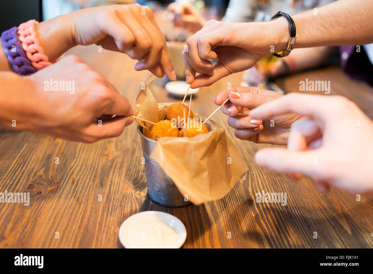 In prossimità di persone a mani prendendo palline di formaggio Foto Stock