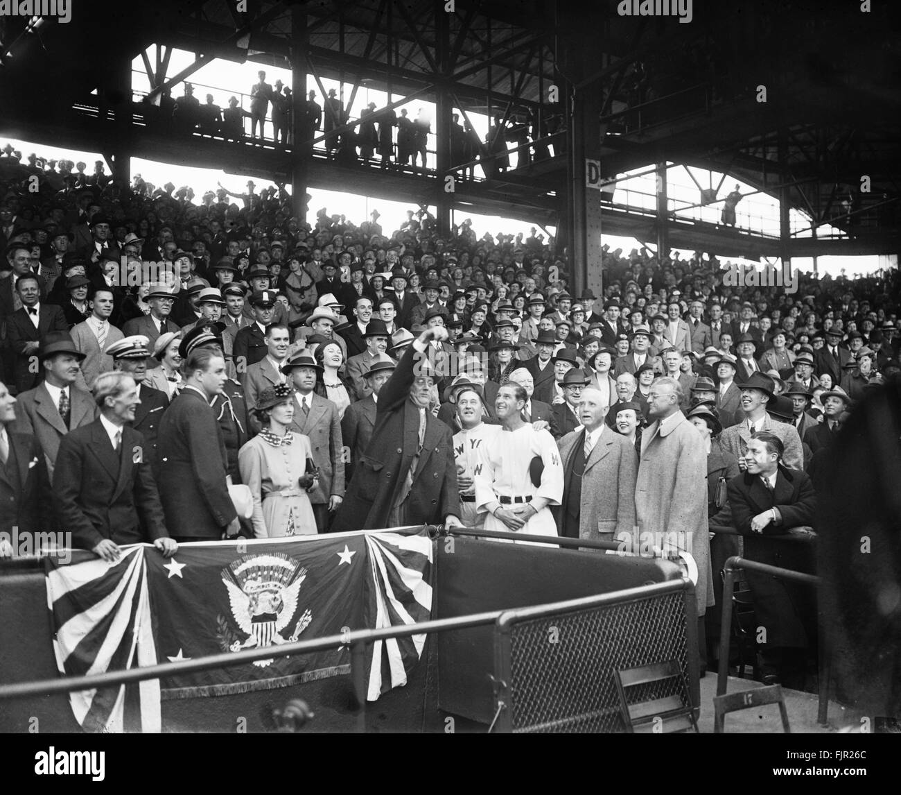 Stati Uniti Il presidente Franklin Roosevelt nel lanciare il primo Baseball per iniziare la stagione, Griffith Park, Washington DC, USA, circa 1936 Foto Stock