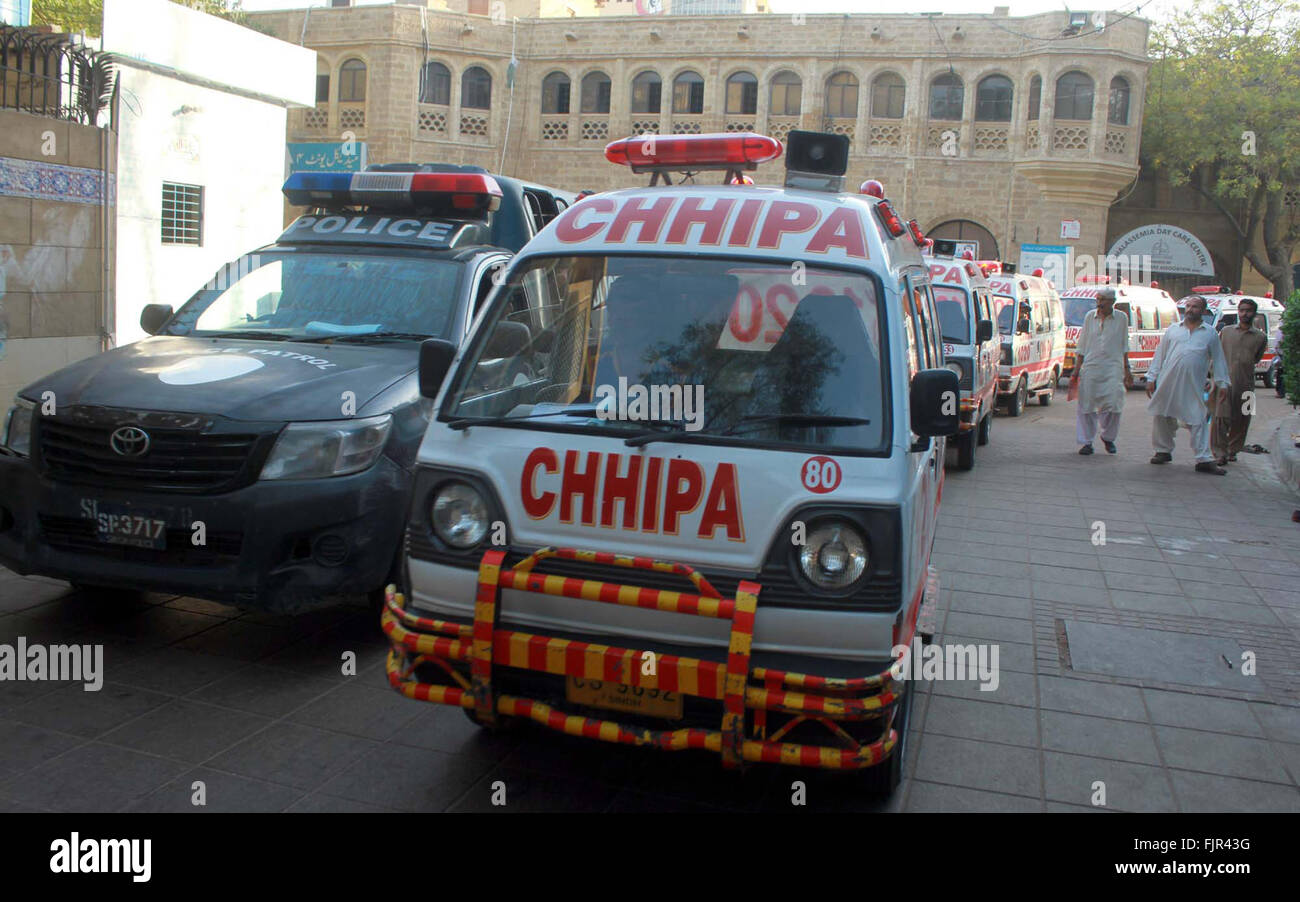 Cadaveri di criminali uccisi dalla polizia nel corso di un incontro e di raid per il recupero di un rapito persona essendo spostato all'Ospedale Civile via ambulanze, a Karachi il giovedì, 03 marzo 2016. Anti Violenza e criminalità cella della polizia ha fatto irruzione in Surjani area di città di Karachi per il recupero della persona rapiti. Cinque criminali uccisi dalla polizia durante lo scambio del fuoco. Foto Stock