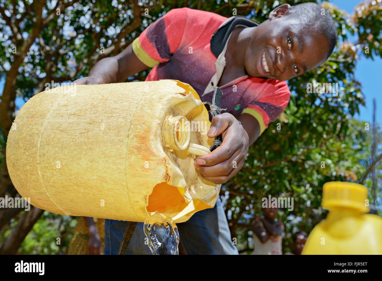 I residenti locali fecthing acqua da un foro passante Manyama città nel nord-ovest dello Zambia. Foto Stock