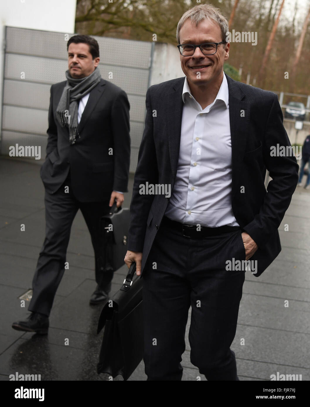 Peter Peters (R), capo degli affari finanziari in Bundesliga tedesca club di calcio FC Schalke 04, e Christian Seifert, direttore generale della Lega calcio tedesca DFL), in testa al DFB sede a Frankfurt am Main, Germania, 03 marzo 2016. Un giorno prima della presentazione della relazione di indagine sulla vicenda del 2006 FIFA World Cup, i membri del DFB comitato esecutivo si riuniranno per una riunione. Foto: ARNE DEDERT/dpa Foto Stock