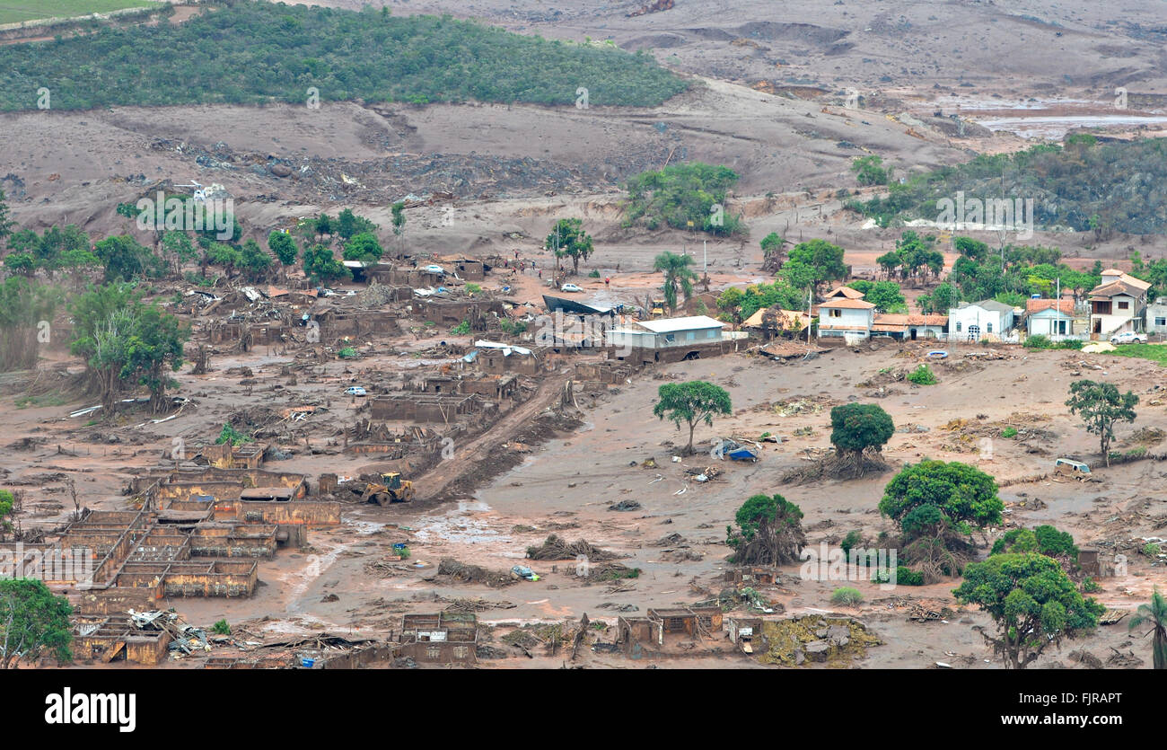 Vista aerea che mostra il fango che copre la città di Mariana nello stato brasiliano di Minas Gerais a seguito di una rottura della diga contenente mining devastatore acqua Novembre 7, 2015. Il Samarco del minerale di ferro ha rotto la mia attraverso la diga di Fundão idrovie di inquinanti in due stati, devastando la fauna selvatica e ucciso almeno 17 persone. Foto Stock