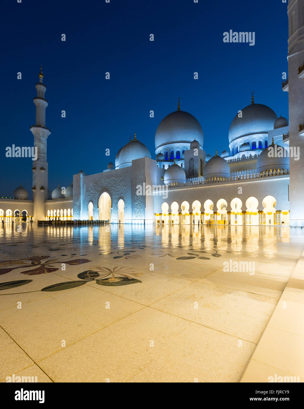 Il cortile della Moschea Sheikh Zayed, Sheikh Zayed Grande Moschea di Abu Dhabi, Emirato di Abu Dhabi, Emirati Arabi Uniti Foto Stock