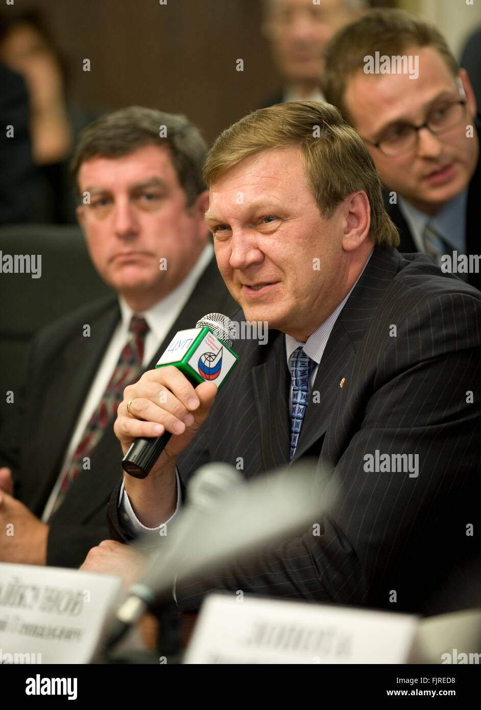 Alexei Krasnov, Direttore di manned space Dipartimento programmi come Roscosmos risponde alle domande dei giornalisti a seguito della sucessful docking della Soyuz TMA-14 navicella spaziale alla Stazione Spaziale Internazionale portando la spedizione 19 equipaggio Marzo 28, 2009 in Korolev, Russia. Foto Stock