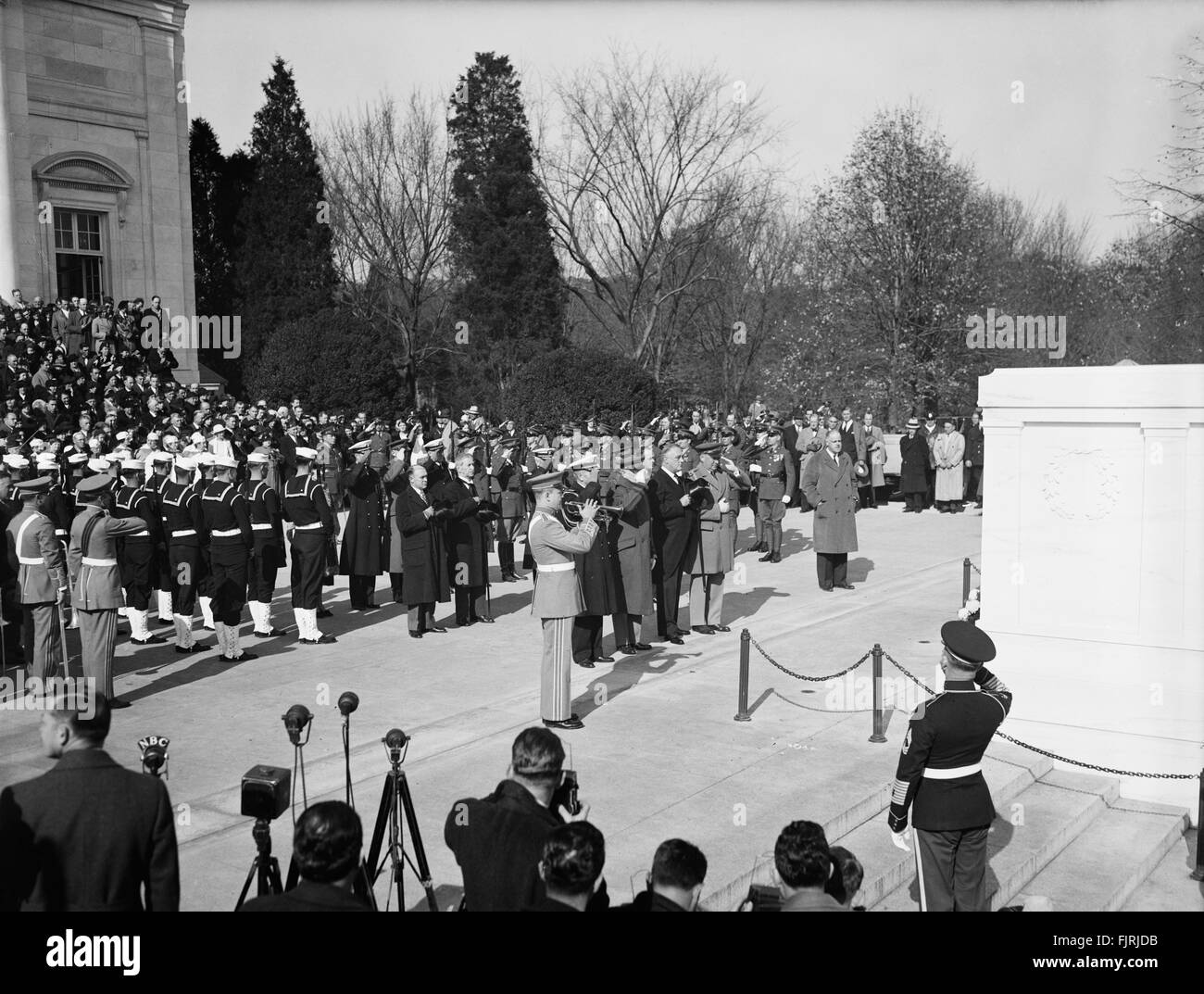 Stati Uniti Il presidente Franklin Roosevelt e il generale John Pershing Lead Nation in osservanza del giorno dell'Armistizio alla tomba di sconosciuto Foto Stock