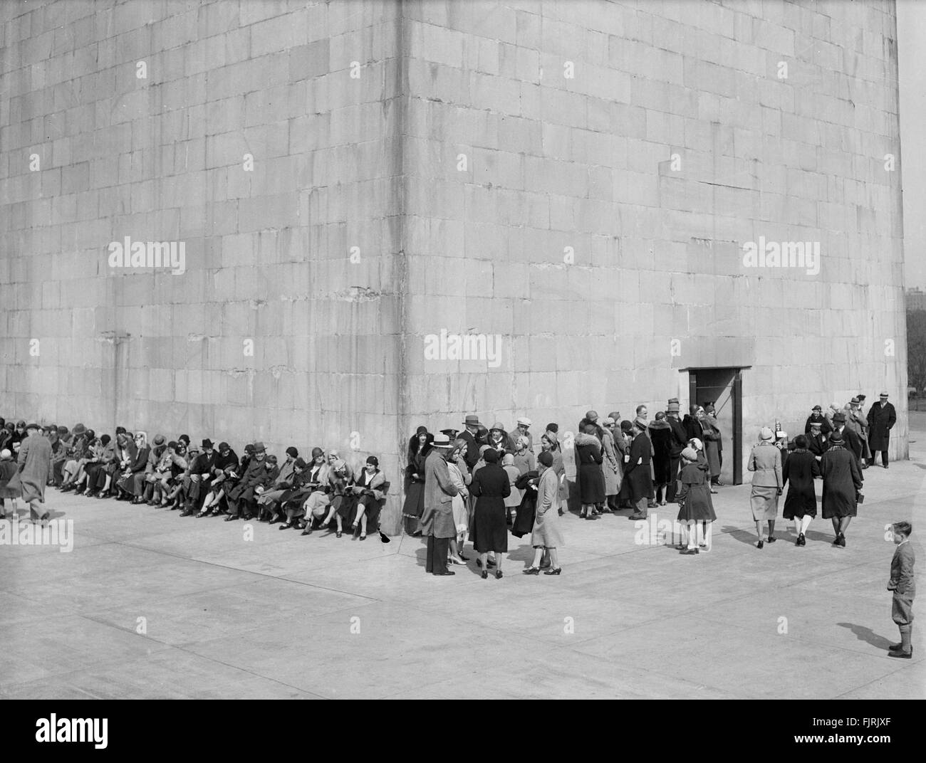Gruppo di persone in attesa in linea alla base del Monumento di Washington, Washington DC, USA, circa 1930 Foto Stock