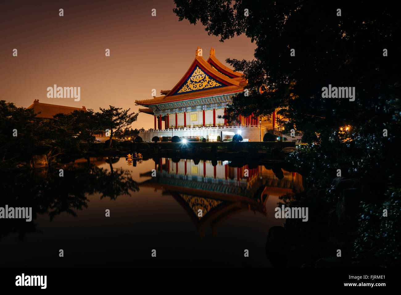 La National Concert Hall e uno stagno di notte, a Taiwan Democracy Memorial Park, in Taipei, Taiwan. Foto Stock