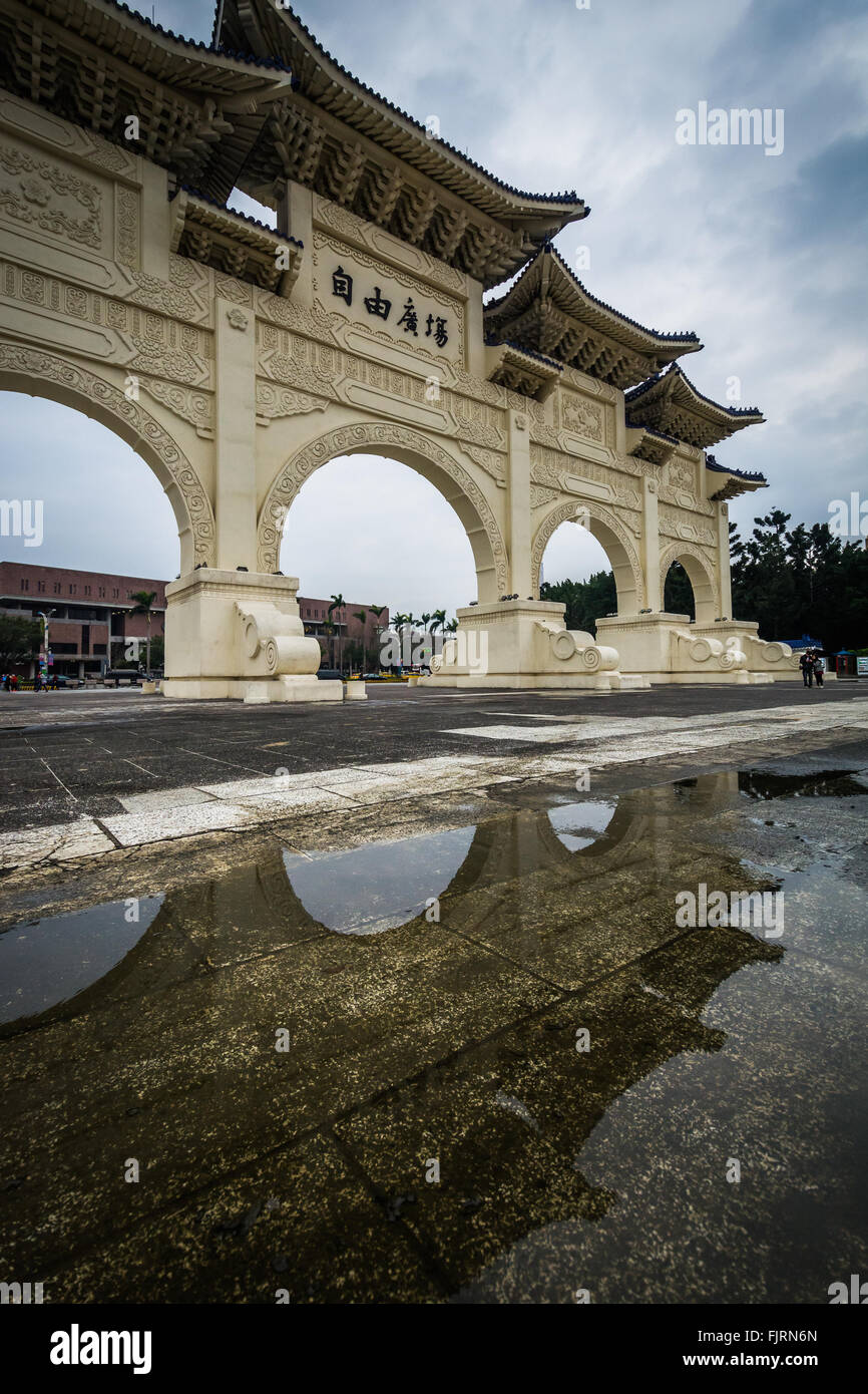 La Piazza della Libertà Memorial Arch, a Taiwan Democracy Memorial Park, in Taipei, Taiwan. Foto Stock