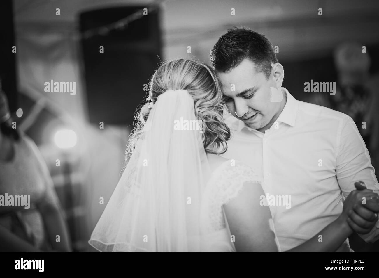 Bianco nero fotografia bella toccando prima la danza dello sposo e della sposa Foto Stock