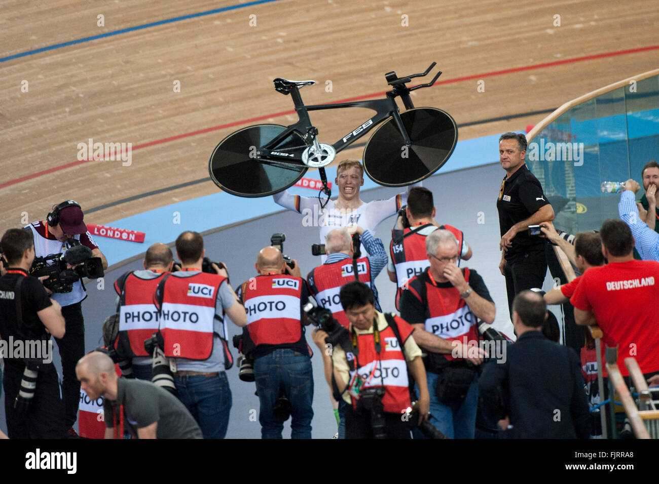 Lee Valley VeloPark, Queen Elizabeth Olympic Park, London, Regno Unito. 3 Marzo, 2016. Joachim anziani [GER] celebra la sua cavalcata vincente nel MenÕs chilometro di tempo in prova per diventare campione del mondo. Anziani ha vinto l'evento in un tempo di 59:958. Credito: Stephen Bartolomeo/Alamy Live News Foto Stock