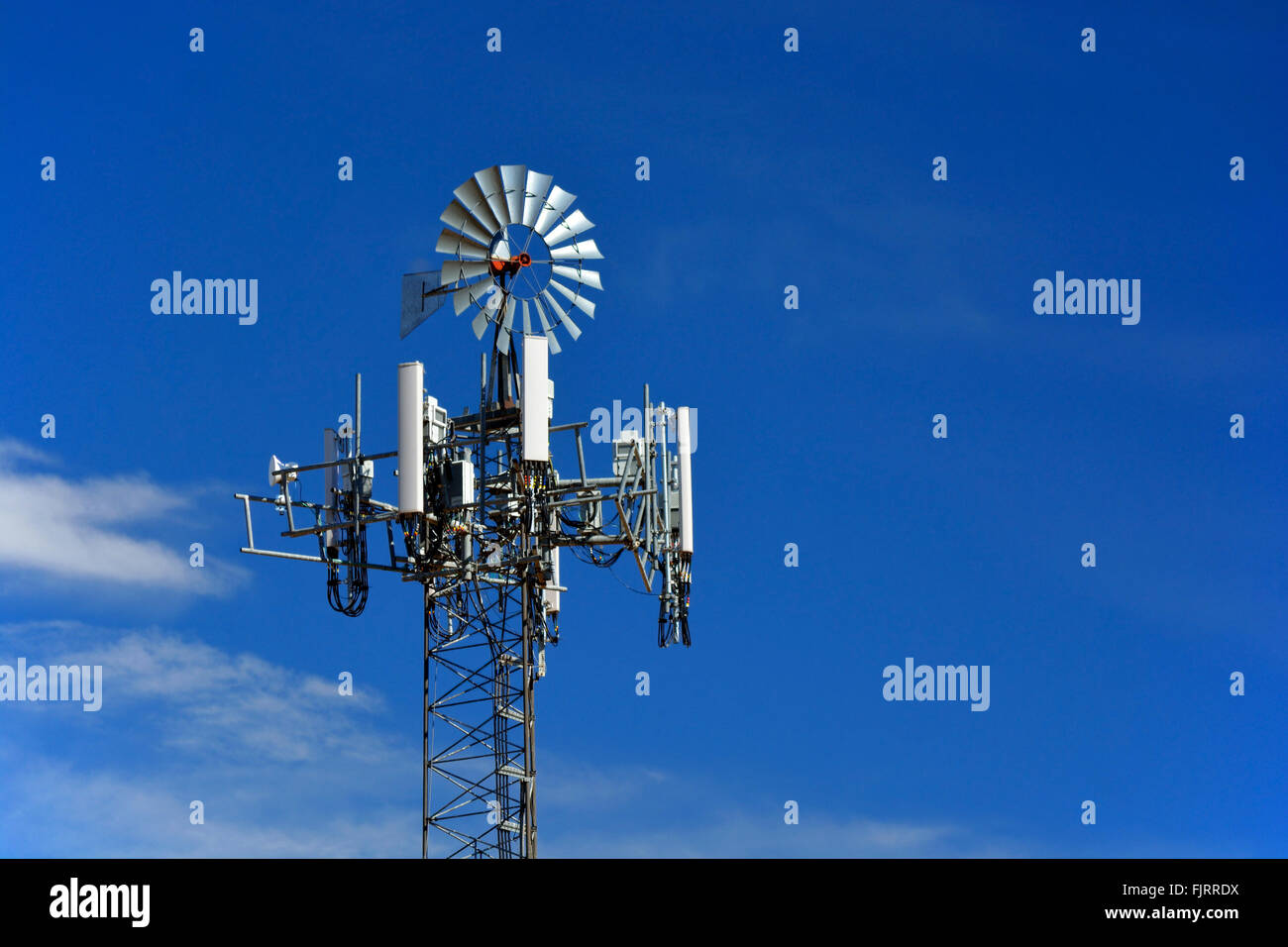 Torre cellulare dissimulata come un mulino a vento di fattoria Foto Stock