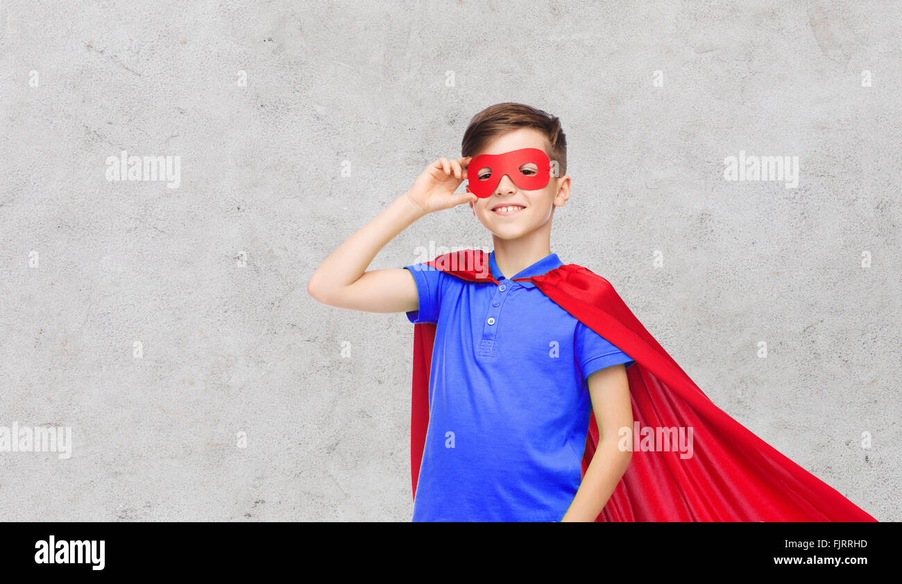 Ragazzo in rosso superhero cape e maschera Foto Stock