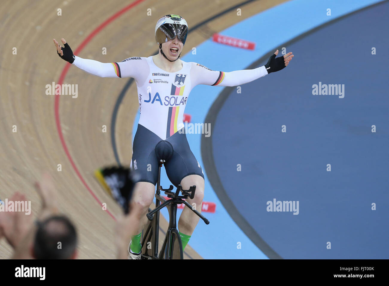 03.03.30216. Lee Valley Velo Centre di Londra Inghilterra. UCI via del Campionato del Mondo di Ciclismo. Podio - Joachim Eilers (GER) vincendo l'oro al chilo TT racing. Foto Stock