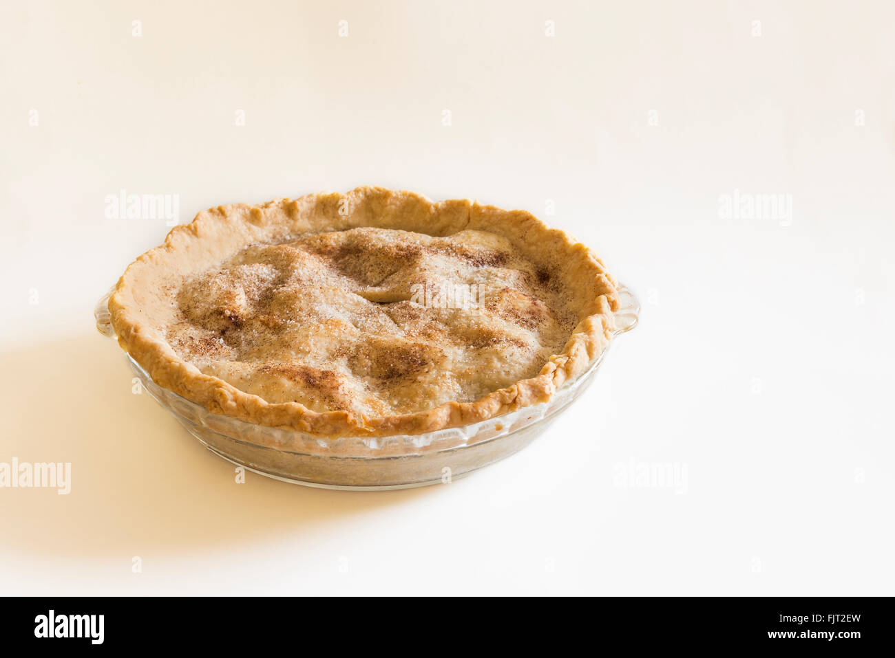 Un intero in casa la torta di mele e rabboccato con cannella e zucchero ritaglio. Foto Stock