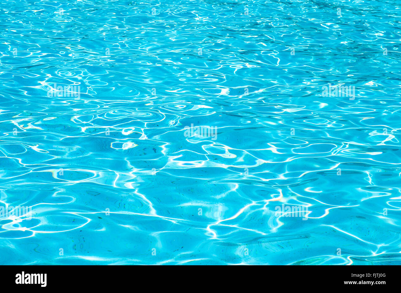 Blu brillante sventolato superficie dell' acqua in piscina Foto Stock