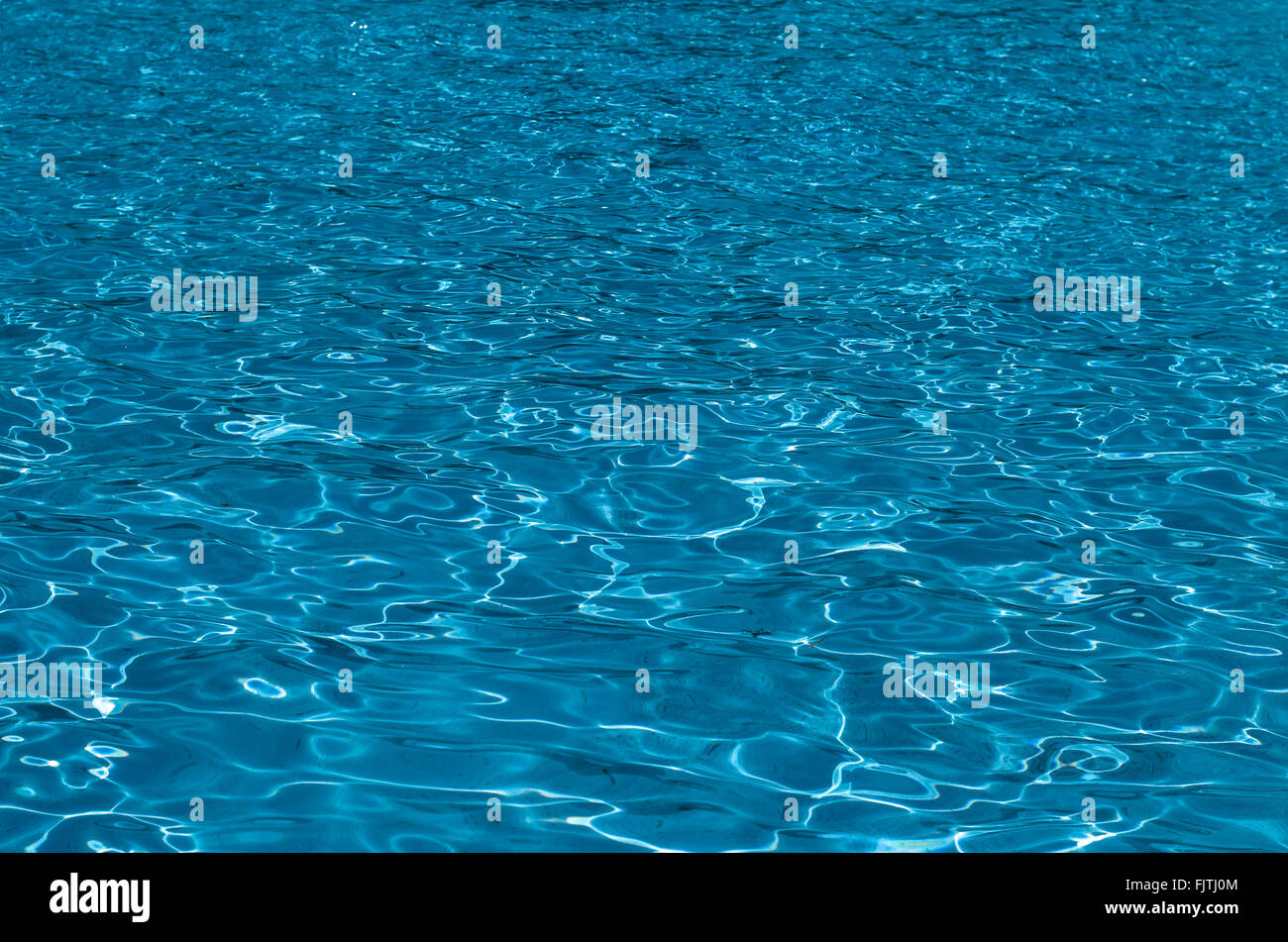 Blu scuro ondulato della superficie dell'acqua in piscina Foto Stock