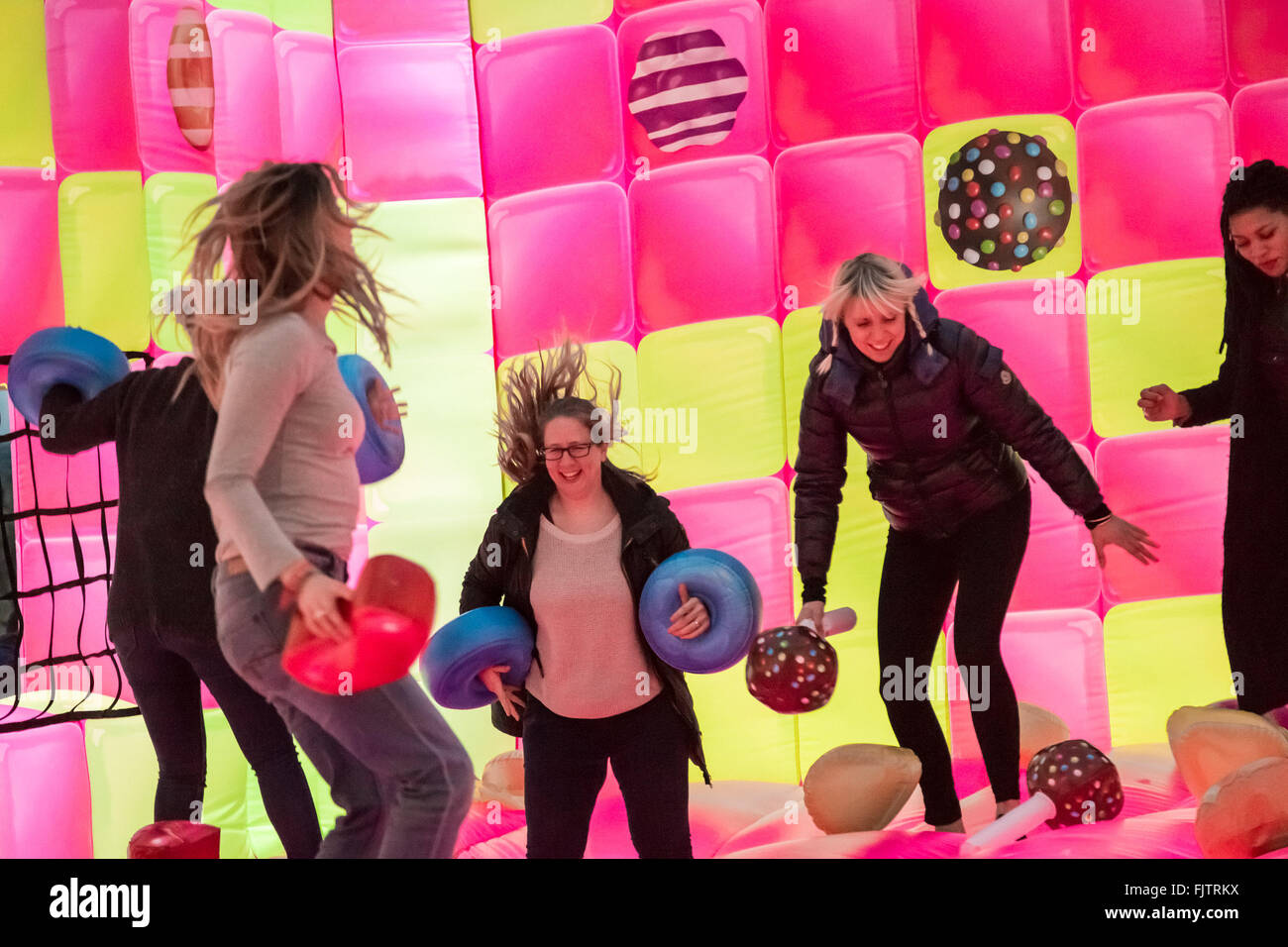 Londra, Regno Unito. 3 Marzo, 2016. "Bouncingham Castello' Candy Crush Jelly Saga promo bouncy castello è lanciato nei pressi di Tower Bridge. Credito: Guy Corbishley/Alamy Live News Foto Stock