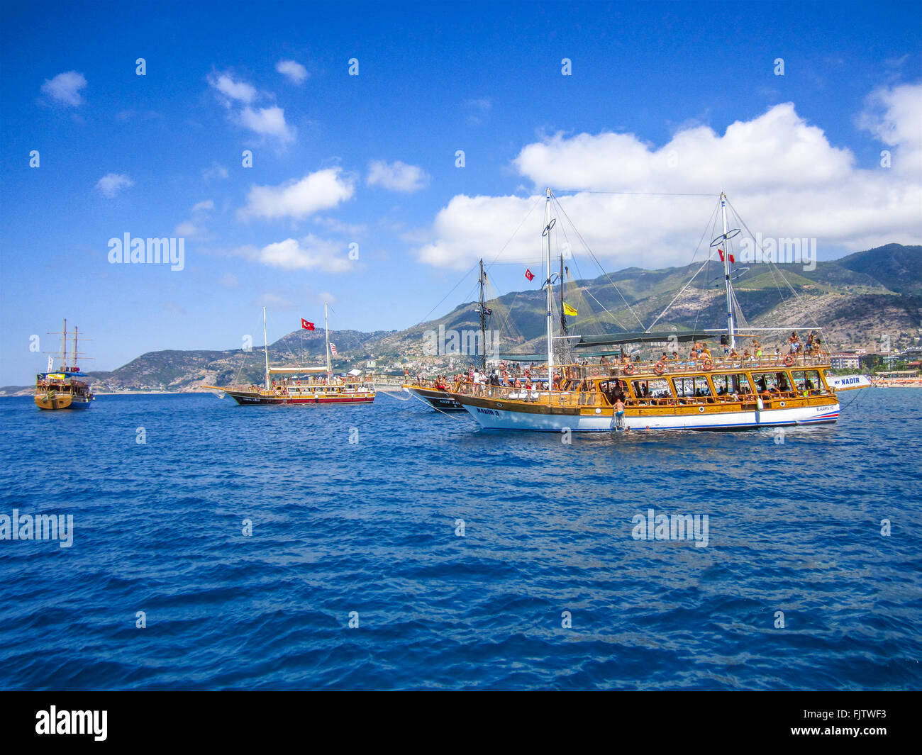 Persone in nave a vela oltre mare contro Sky Foto Stock