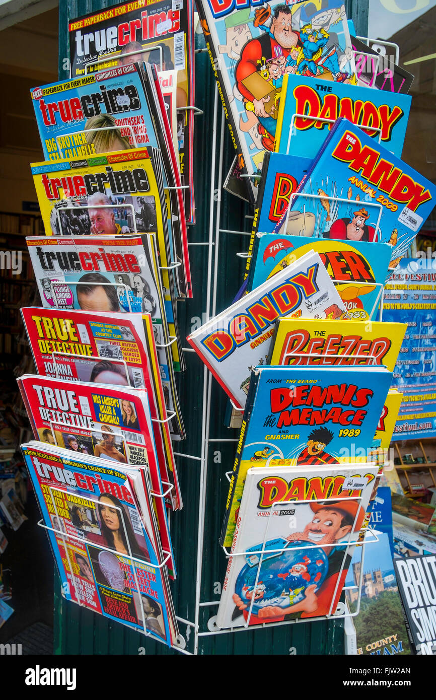 Book shop espositore di bambini del libro di fumetti di annuari e True Crime e vero detective riviste Foto Stock