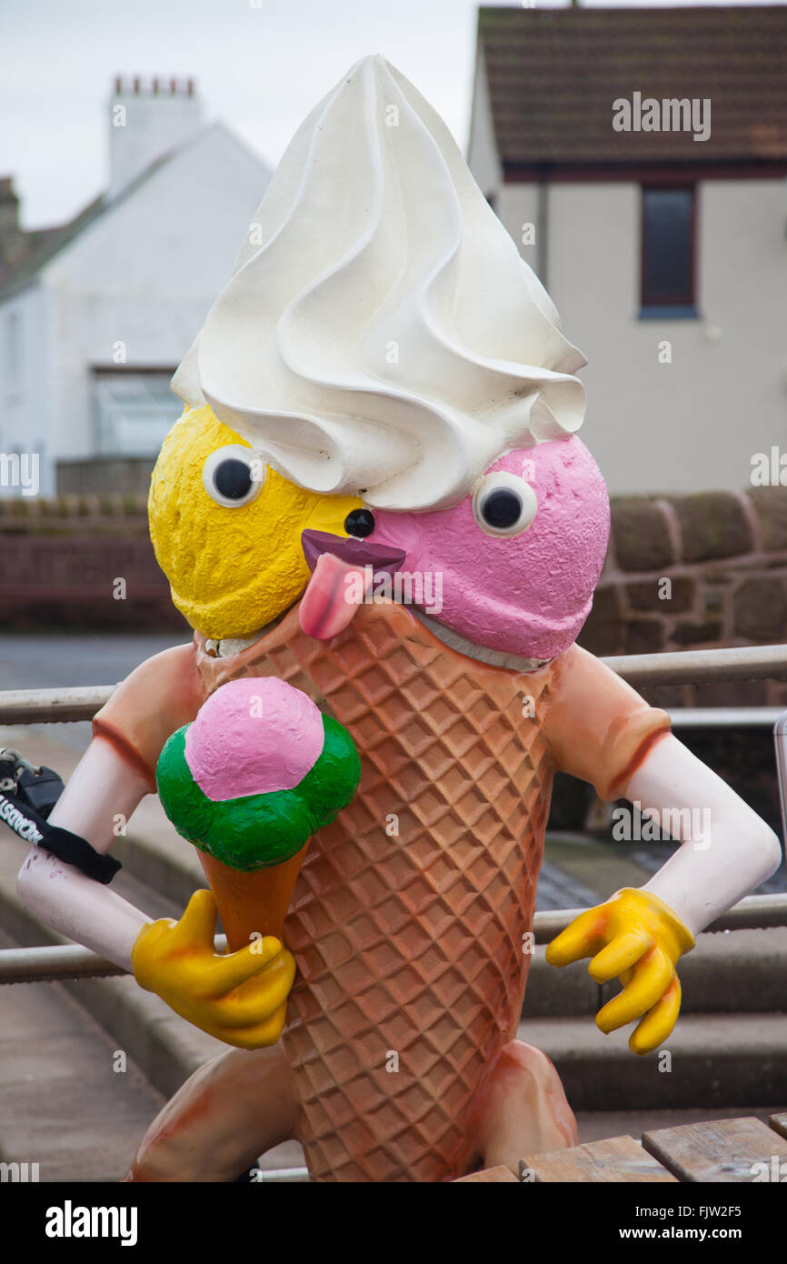 Un Comico di dimensioni di vita cono gelato carattere leccare un gelato, Eyemouth, Scozia. Foto Stock