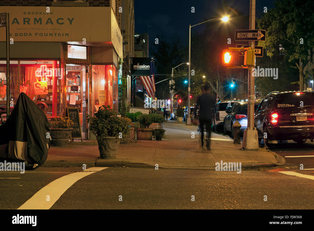 Persone passeggiare di notte di Carroll Gardens quartiere di Brooklyn, New York. Foto Stock