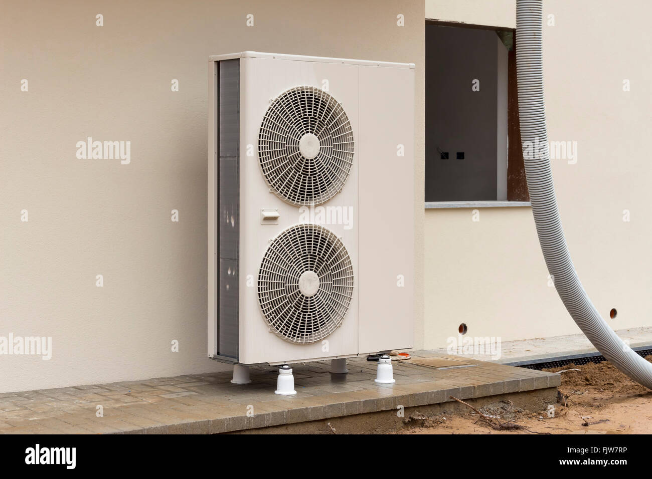 Pompa di calore aria - acqua per il riscaldamento di una casa residenziale Foto Stock