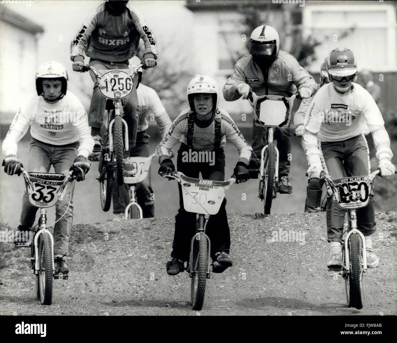 1985 - Su leruote delle meraviglie: l'ultima mania per andare in bicicletta in Gran Bretagna, ha poco a che fare con il mantenere montare o evitando le spese di esecuzione di un'auto. La sua fatto per la pura emozione della corsa. I lod tra e 18 anni si radunano per prendere parte in Gran Bretagna è in più rapida crescita dello sport motocross biciclette BMX o per brevi. I ragazzi ride appositamente realizzati con le moto heavy - duty pneumatici che sono ideali per accidentato-piste per lo sci di fondo. Freestyle BMX è come la ginnastica su una bicicletta. L'Osa diavolo piloti girare indietro capriole, bunny luppolo, e l'incredibile impennare. Lo sport ha avuto origine in Califo Foto Stock