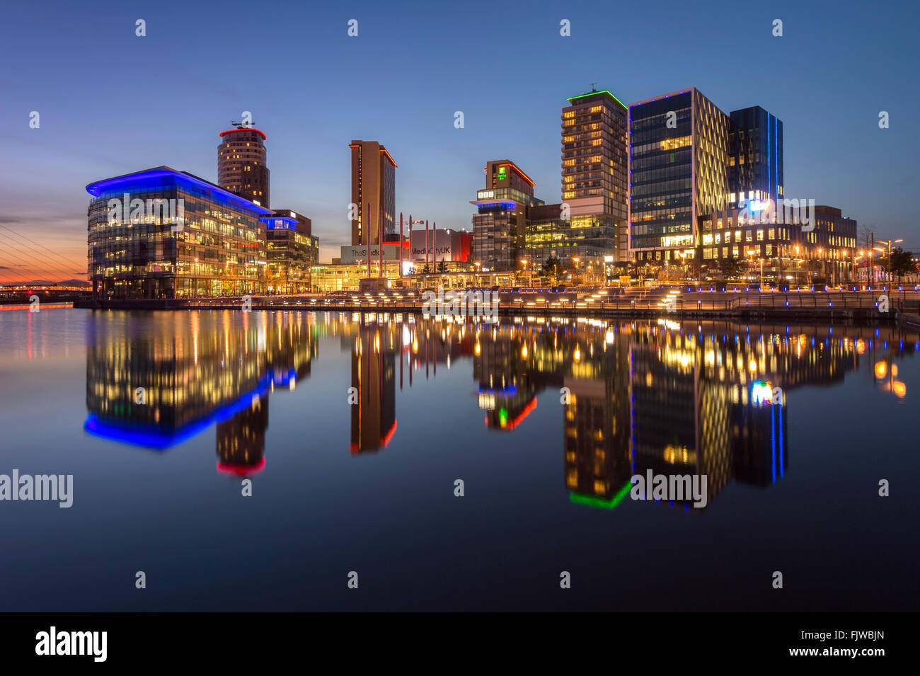 MediaCityUK e la BBC Studios di notte, Salford Quays, Greater Manchester, Inghilterra, Regno Unito Foto Stock